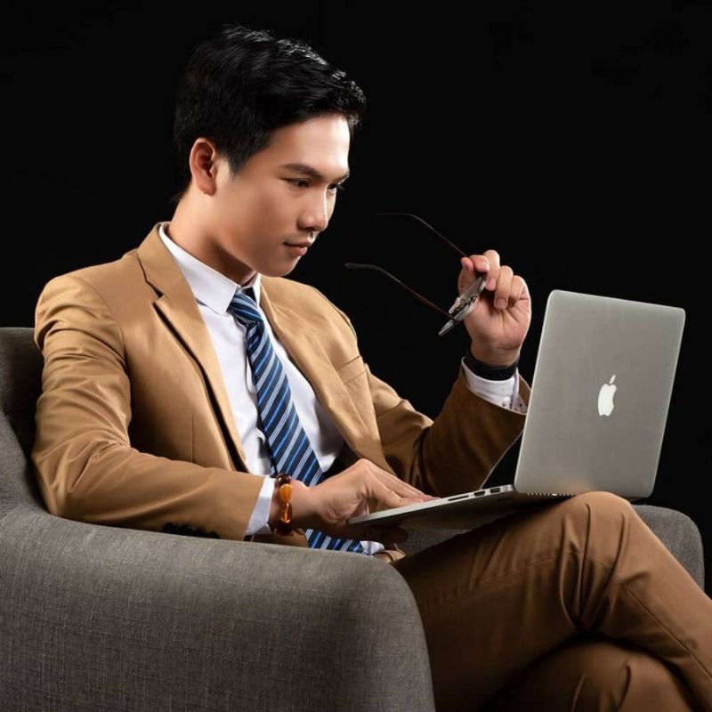 Chụp hình doanh nhân đang làm việc