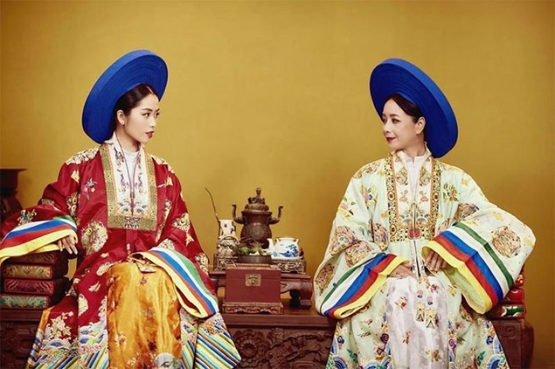 hai cô gái cùng nahu mặc áo dài nhật bình