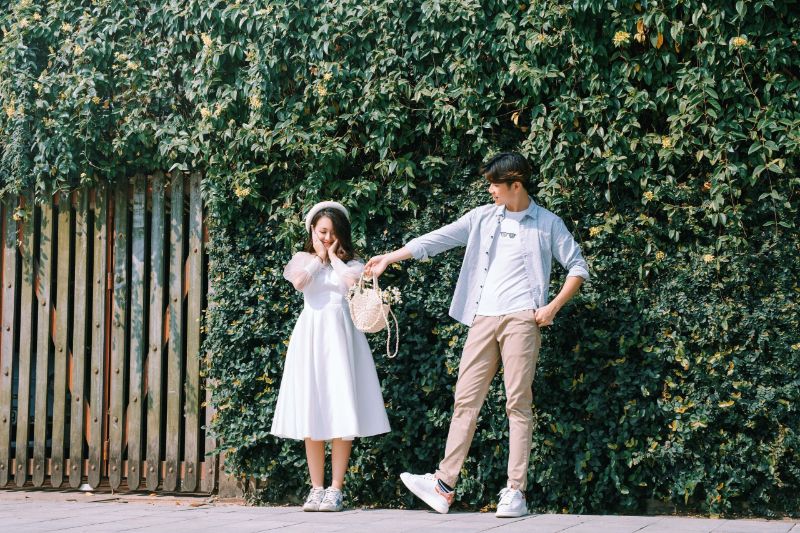 cùng anh người yêu đứng ở tường đầy cỏ xanh