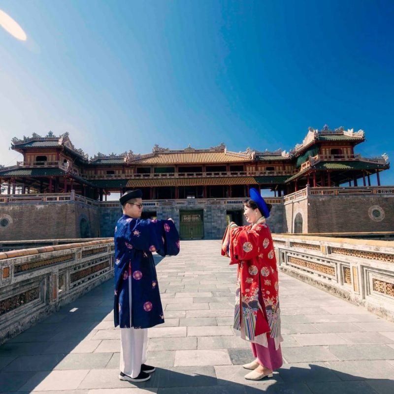 cô dâu và chú rê đứng đối diện vái chào nhau trong kinh thành huế