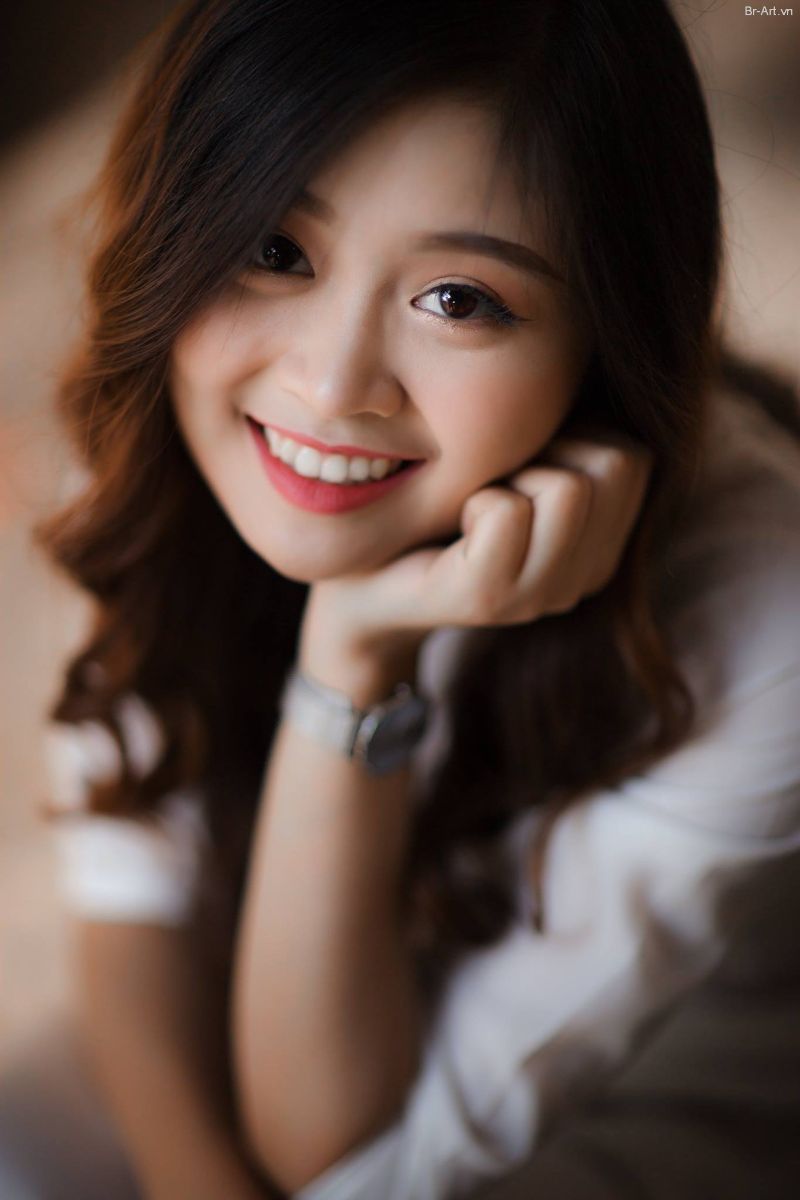 chụp hình chân dung cô gái cười thật rạng rỡ