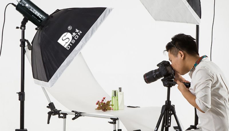 nhiếp ảnh đang chụp hình sản phẩm cho quảng cáo