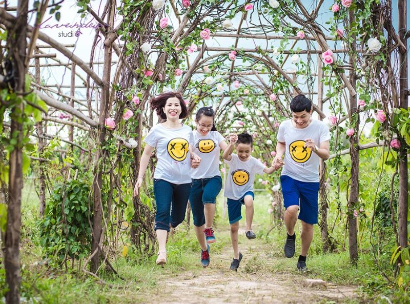 cả nhà cùng nhau mặc đồ giống nhau tung tăng vui đùa