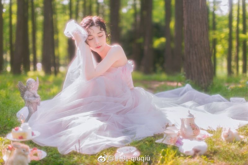 KHUNG CẢNH THƠ MỘNG TRỮ TIINHF NHƯ MỘNG CỦA CÔ GÁI XINH ĐEP