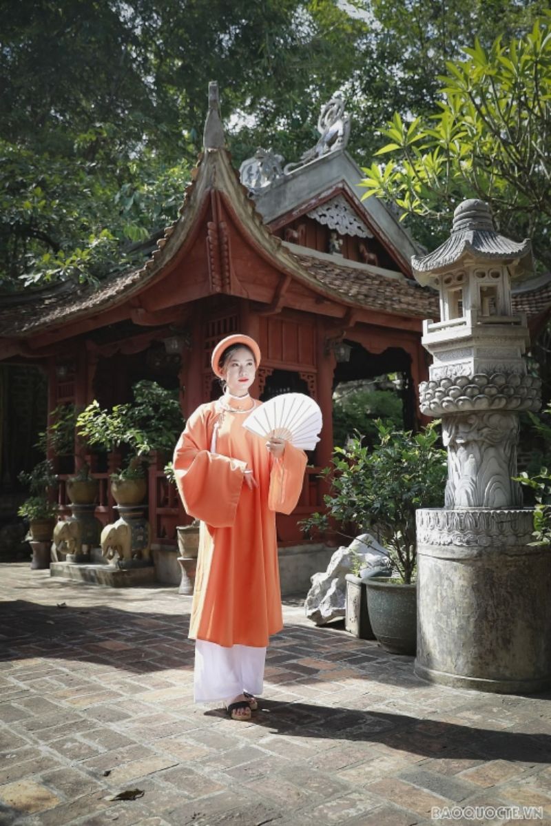 cô gái mặc áo dài bước đi trong kinh thành huế