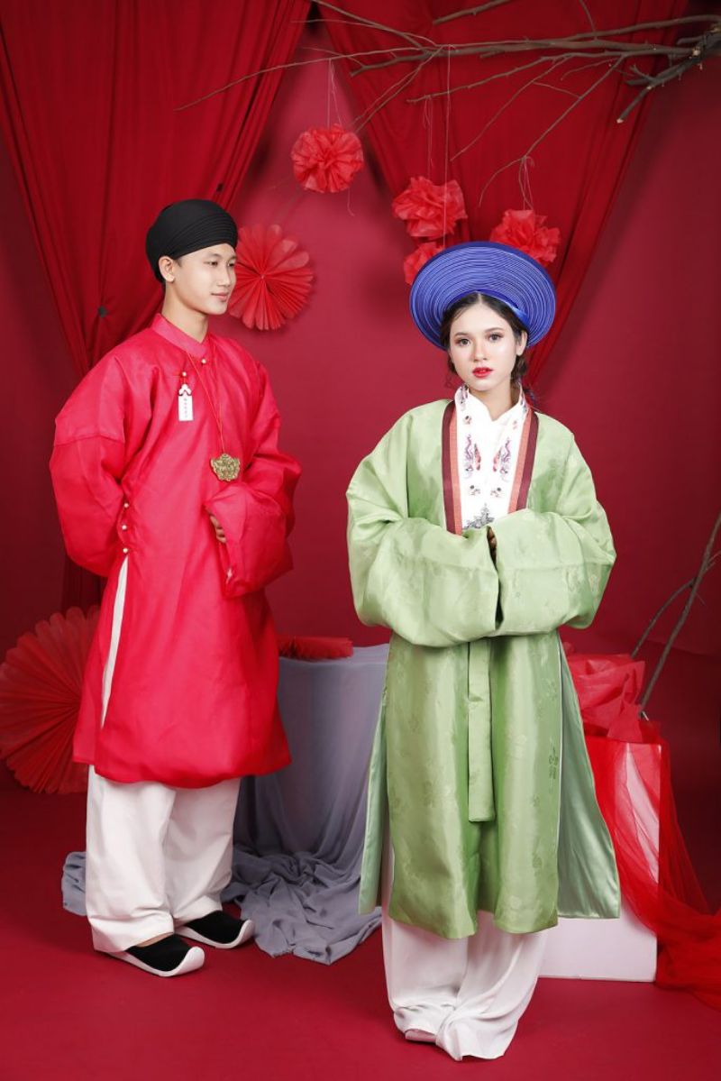 cô gái mặc áo dài nhật bình còn chàng trai mặc áo tấc