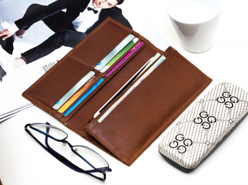 bàn làm việc này có bút viết, kính mắt và một ví tiền