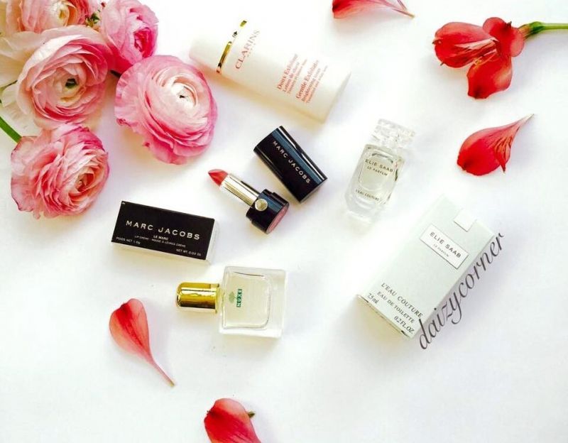 có rất nhiều son và mĩ phẩm được trải ra