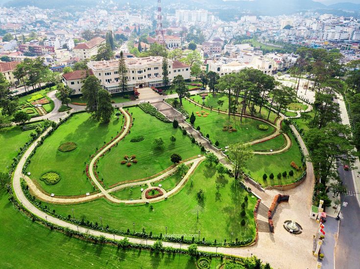 khuôn viên xanh mát ở sảnh khách sạn