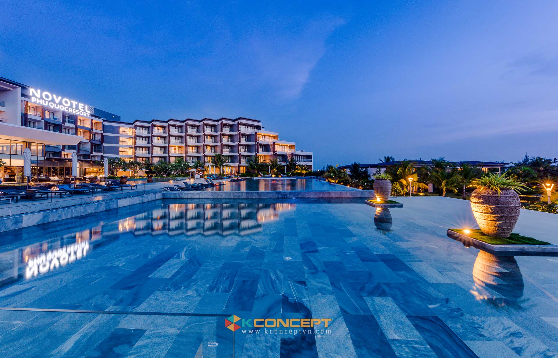 hồ bơi rất rộng ở sảnh khách sạn