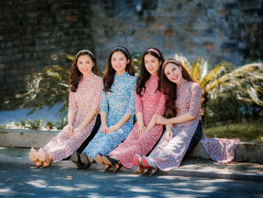 Thông tin chụp hình Tết nhóm: Có nên mặc áo dài hay không