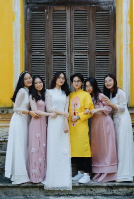 Thông tin chụp hình Tết nhóm: Có nên mặc áo dài hay không