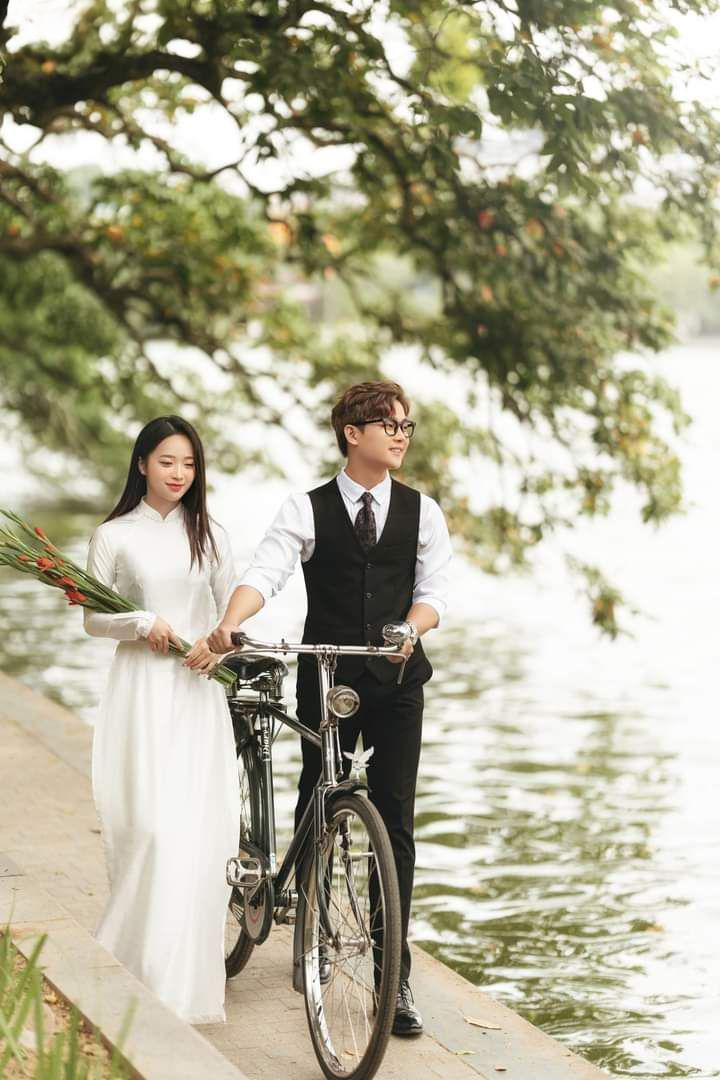 trang phục chụp ảnh couple ngoại cảnh Tết 2025 ấn tượng