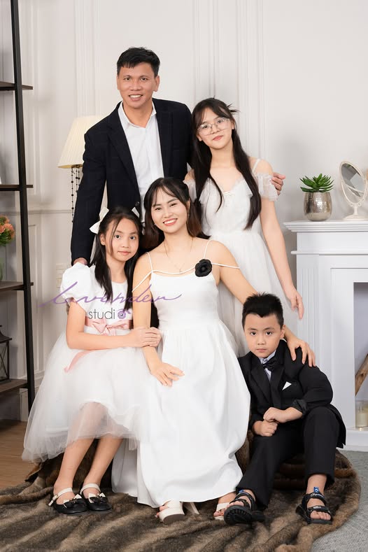 Chụp ảnh gia đình Tết tại nhà 2025: Vừa quen vừa lạ