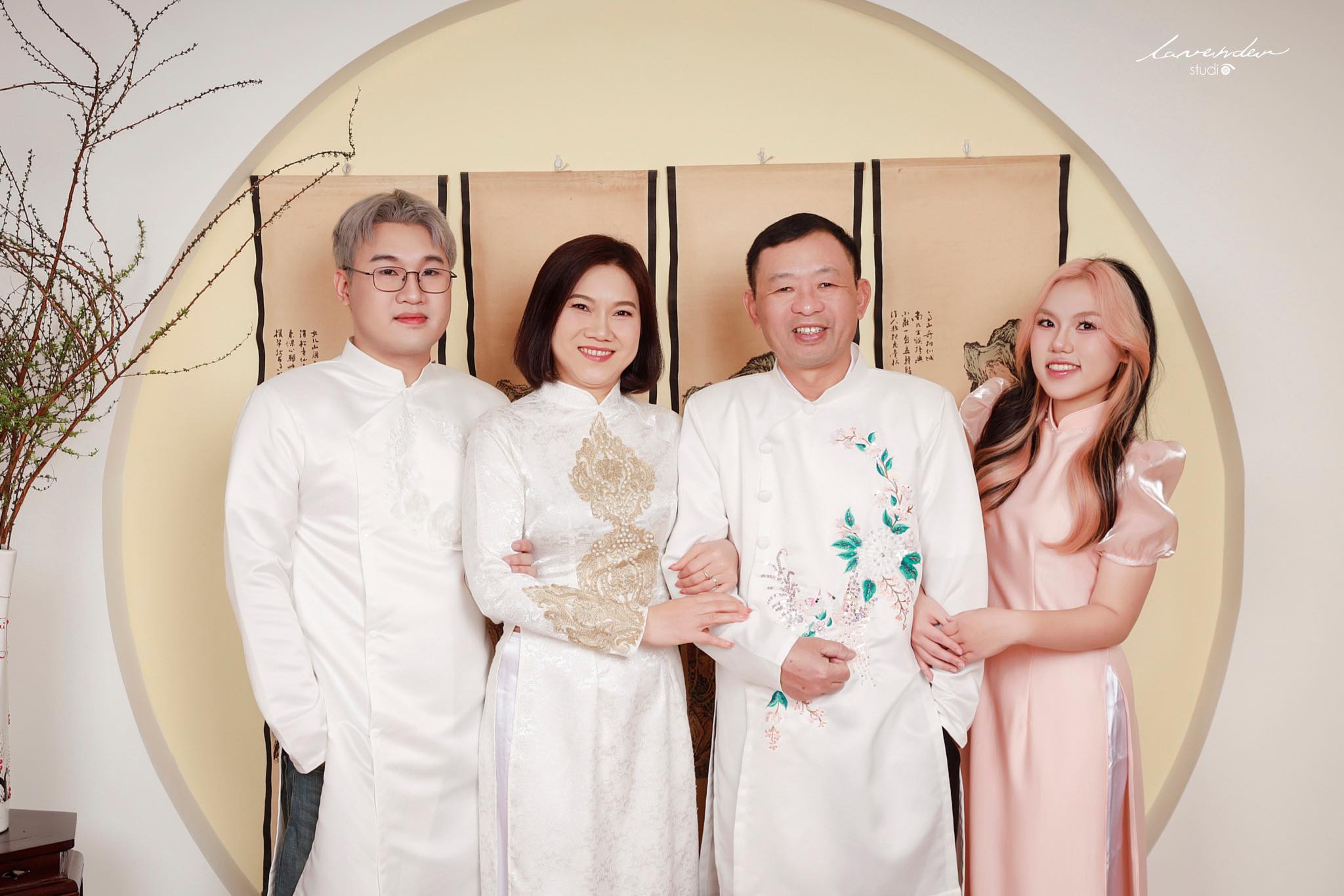 Chụp ảnh gia đình Tết tại nhà 2025: Vừa quen vừa lạ