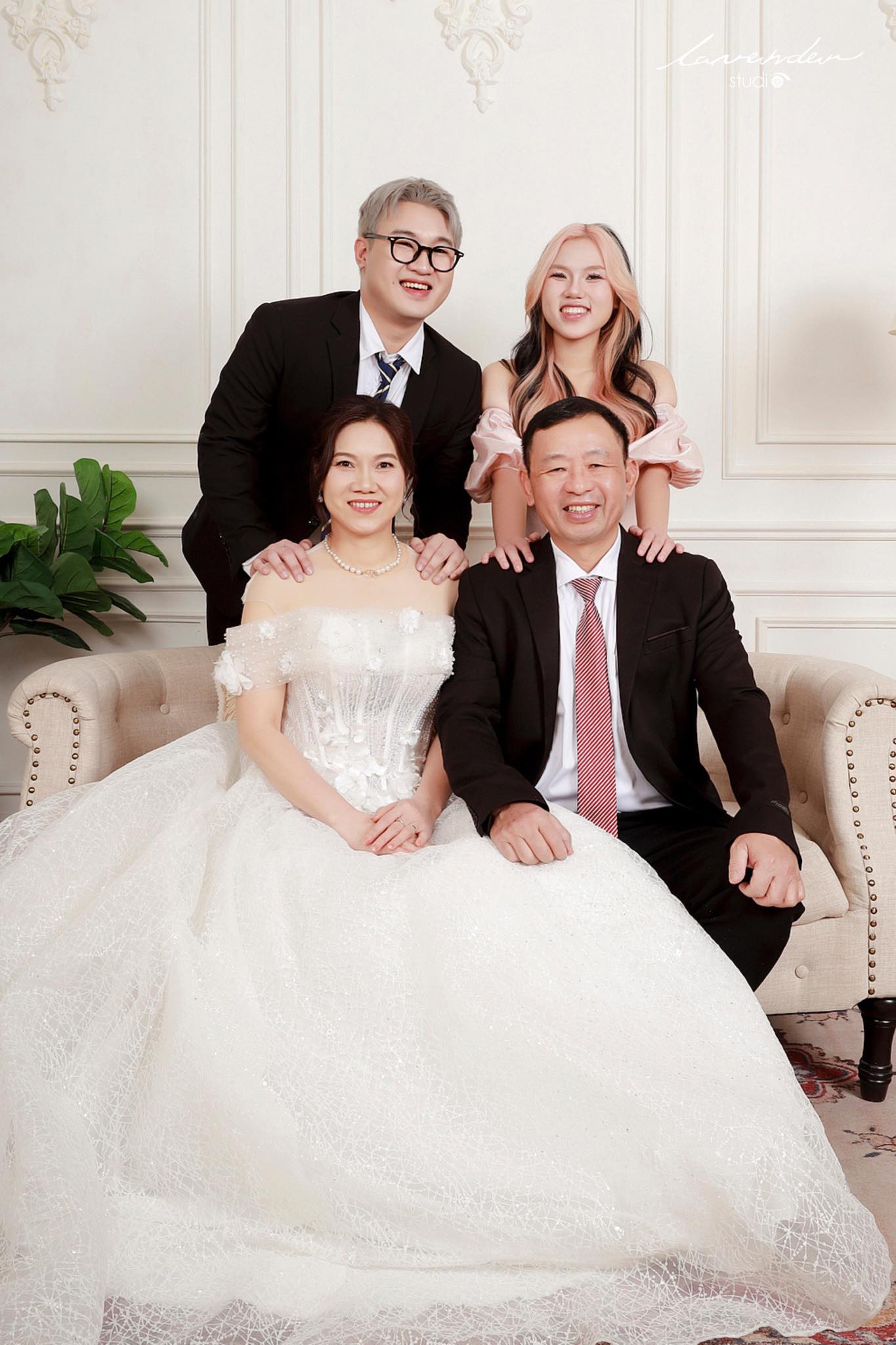 Chụp ảnh gia đình Tết tại nhà 2025: Vừa quen vừa lạ