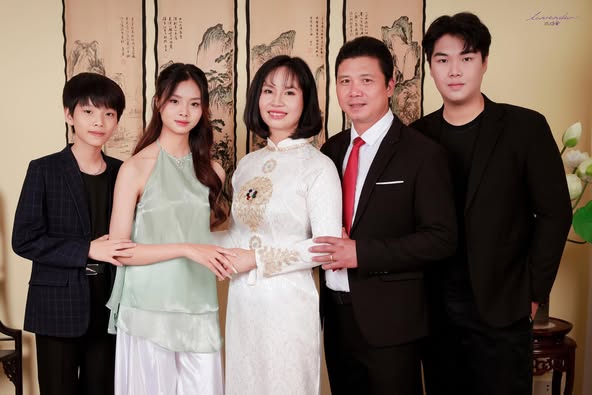 Chụp ảnh gia đình Tết tại nhà 2025: Vừa quen vừa lạ