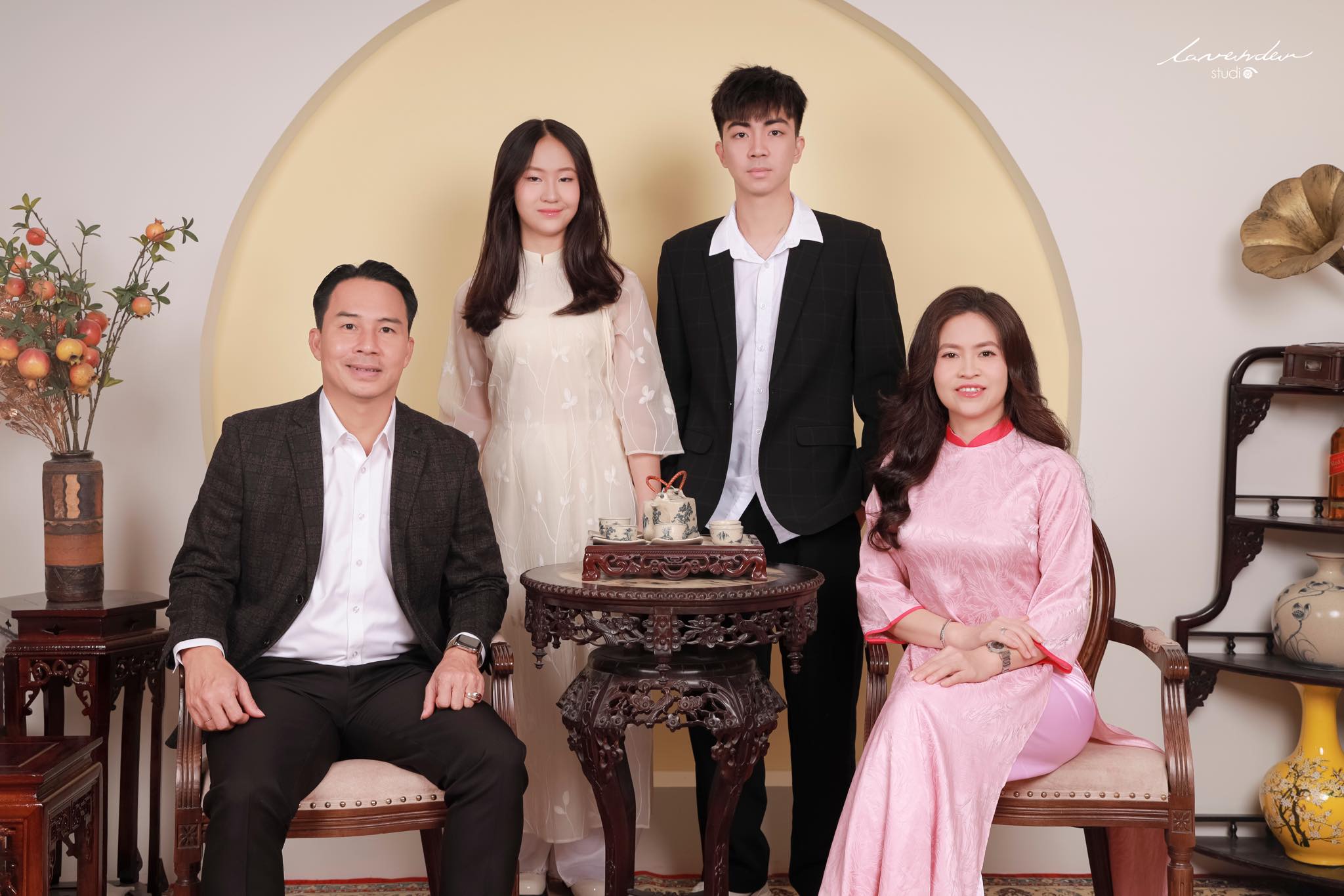 Chụp ảnh gia đình Tết tại nhà 2025: Vừa quen vừa lạ