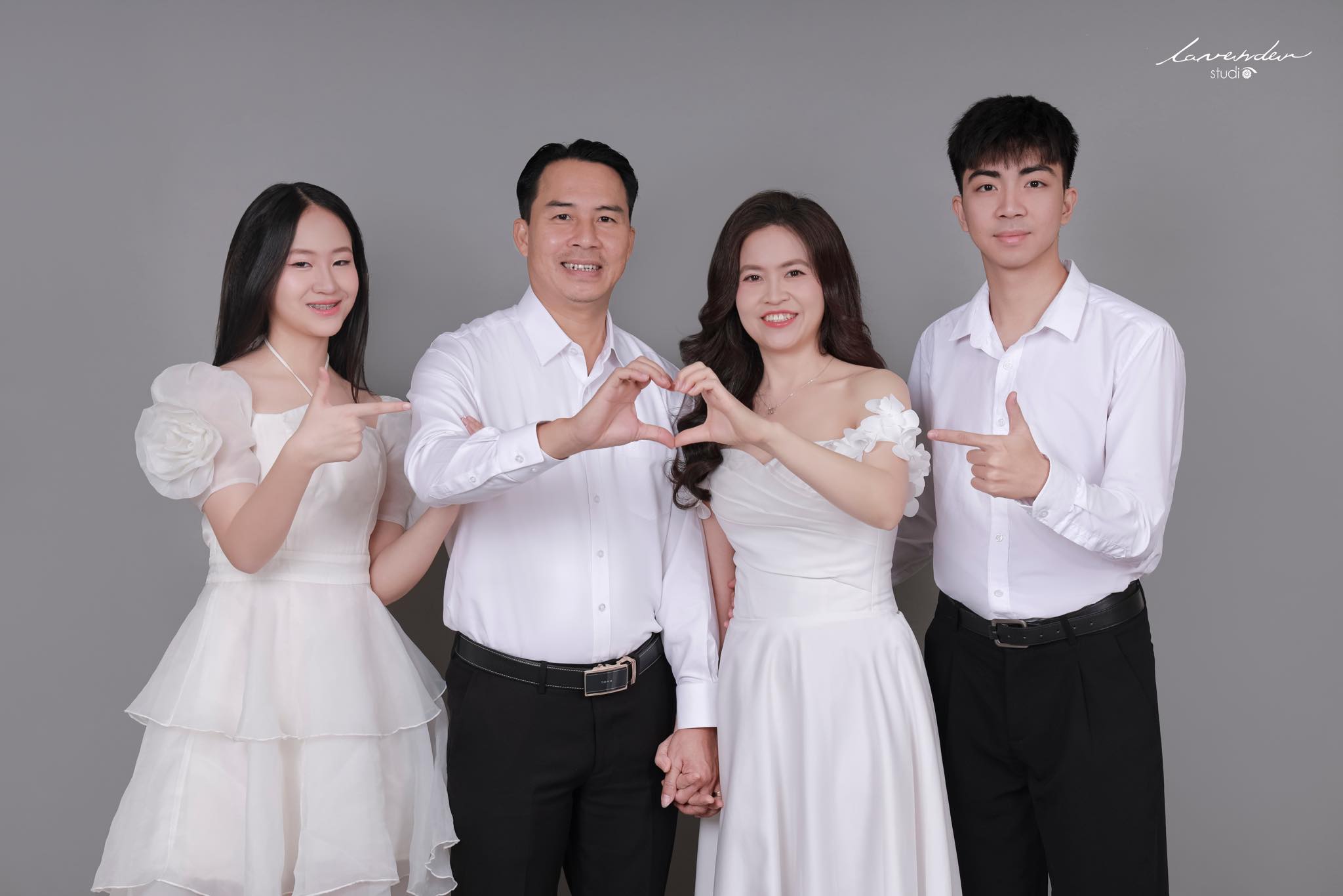 Chụp ảnh gia đình Tết tại nhà 2025: Vừa quen vừa lạ