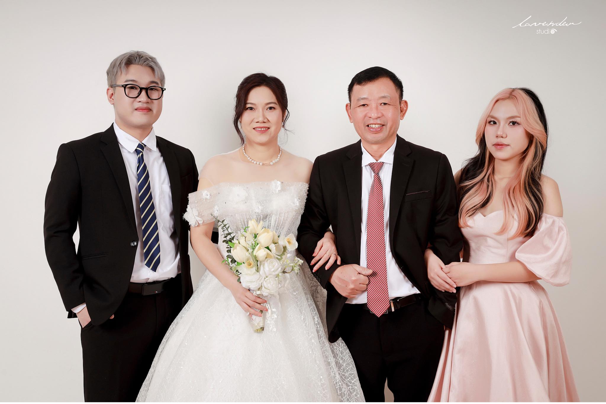 Chụp ảnh gia đình Tết tại nhà 2025: Vừa quen vừa lạ