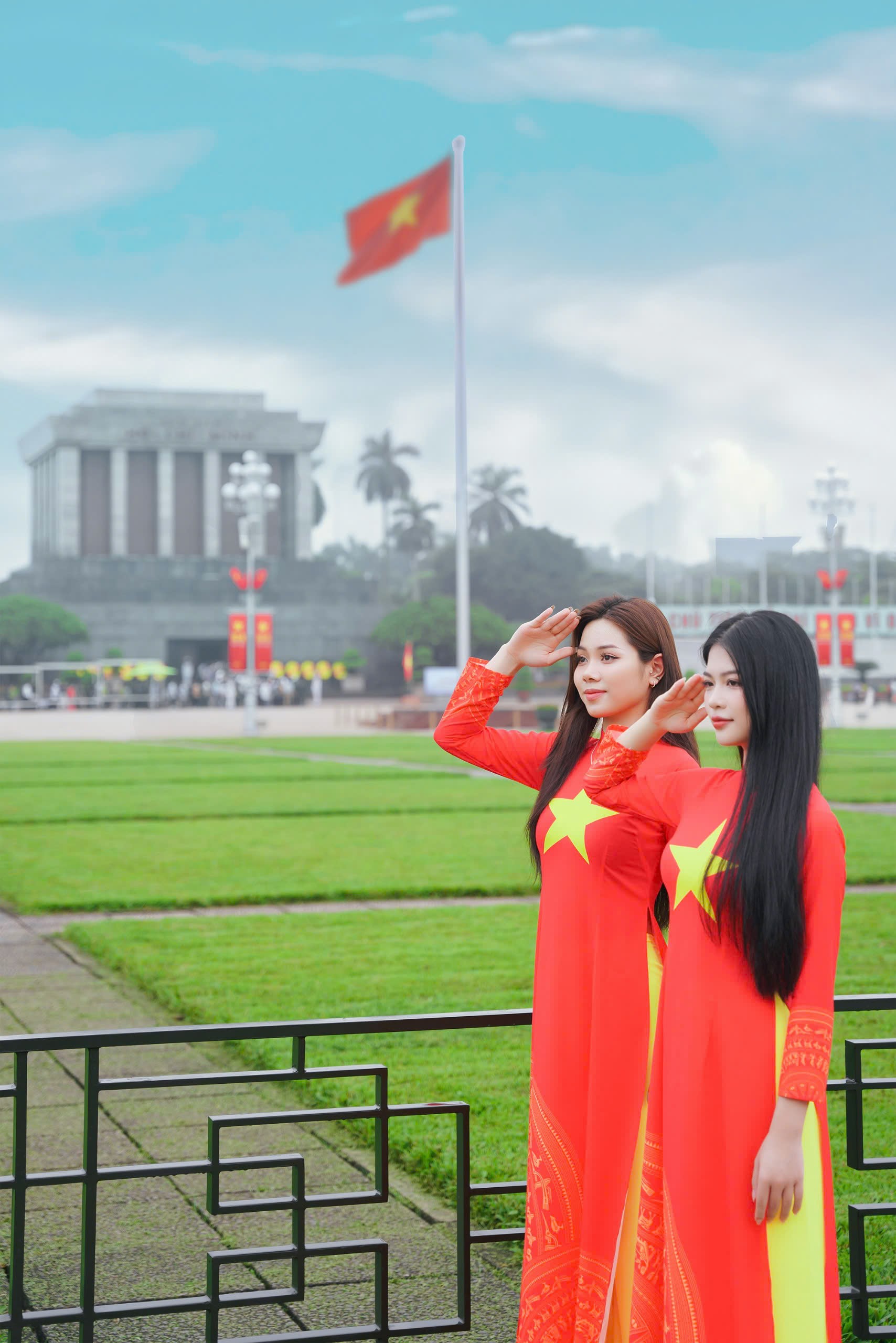 Lên danh sách 10 địa điểm chụp ảnh áo dài Tết tại Hà Nội năm 2025