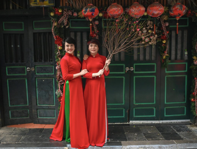 Lên danh sách 10 địa điểm chụp ảnh áo dài Tết tại Hà Nội năm 2025