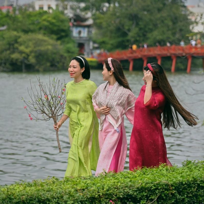 Lên danh sách 10 địa điểm chụp ảnh áo dài Tết tại Hà Nội năm 2025