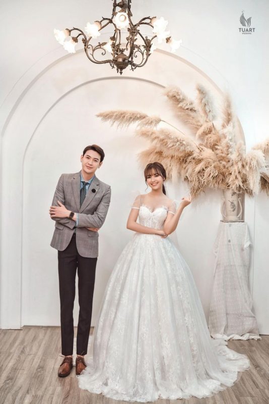 Chụp ảnh cưới studio cô dâu chú rể dễ thương