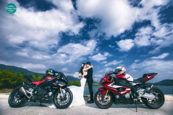 Chụp ảnh cưới với xe mô tô, tại sao không?