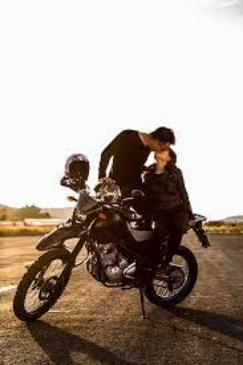Ngắm Elly Trần khoe dáng đồng hồ cát bên xe mô-tô phân khối lớn - Tinmoi