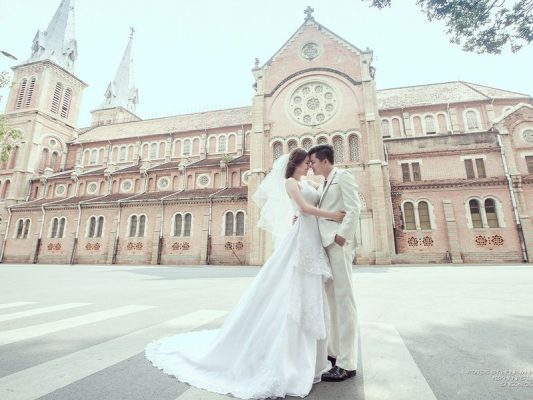 cô dâu và chú rẻ chụp hình ở nhà thờ đức bà
