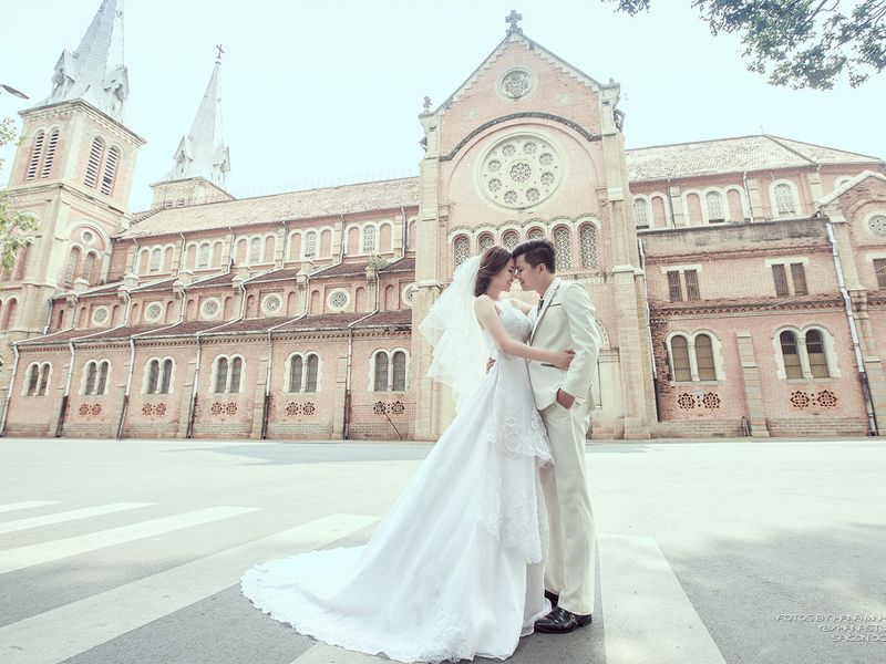 cô dâu và chú rẻ chụp hình ở nhà thờ đức bà