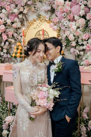 chú rẻ đang thì thầm vào tai cô dâu