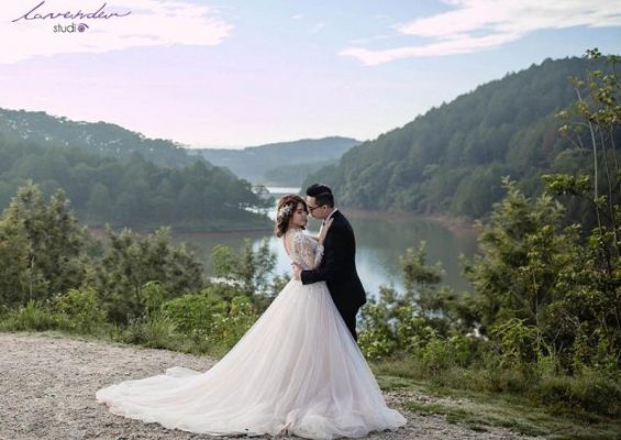 cô dâu chú rể ôm nhau thắm thiết