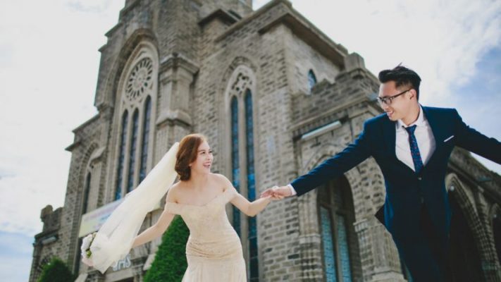 chú rể và cô dâu đùa ở nhà thờ