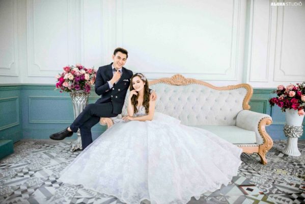 cô dâu và chú rể ngồi trên ghế sofa