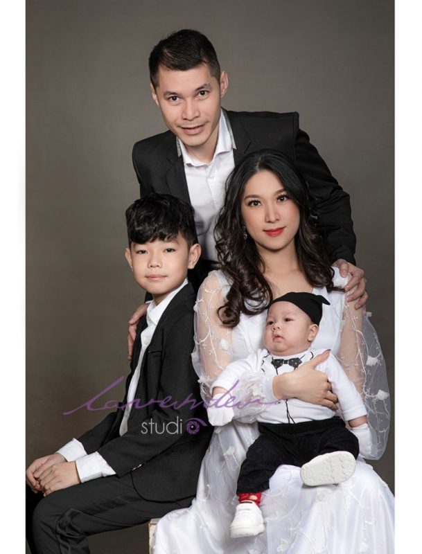 gia đình mặc đồ lịch sự ngồi cùng nhau