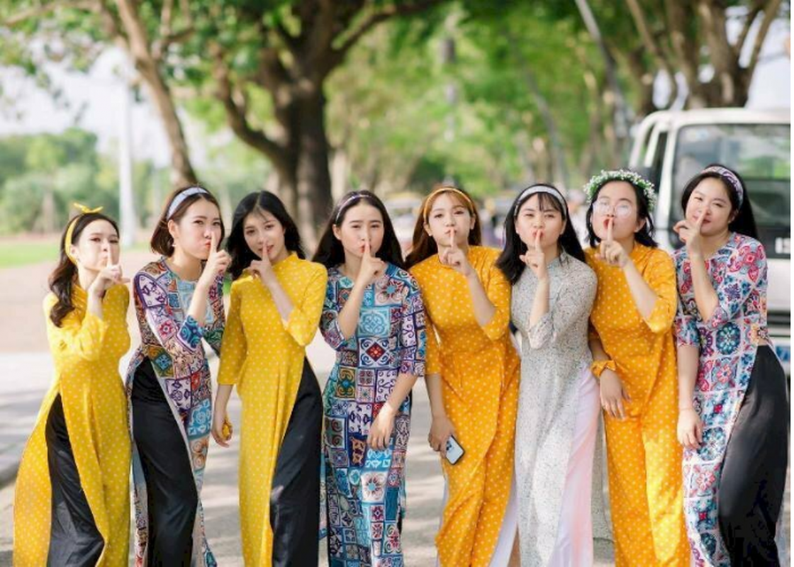 Thông tin chụp hình Tết nhóm: Có nên mặc áo dài hay không