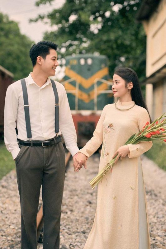 trang phục chụp ảnh couple ngoại cảnh Tết 2025 ấn tượng