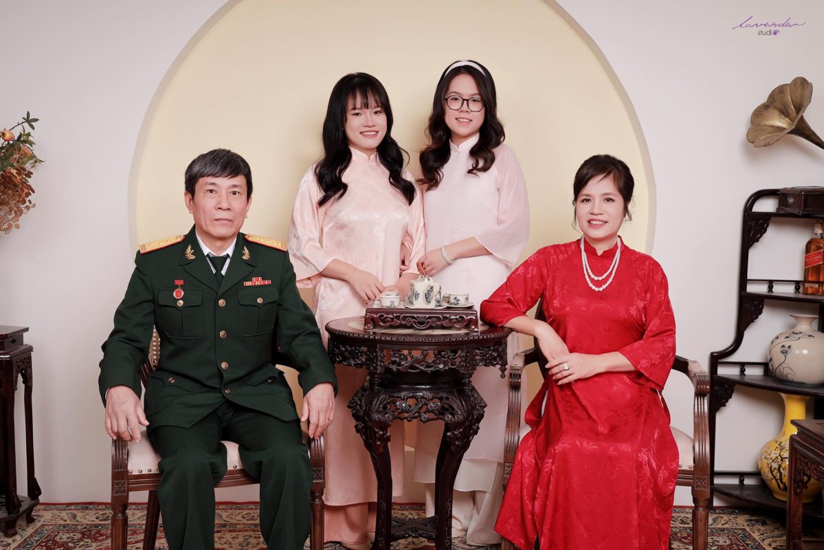 Chụp ảnh gia đình Tết tại nhà 2025: Vừa quen vừa lạ