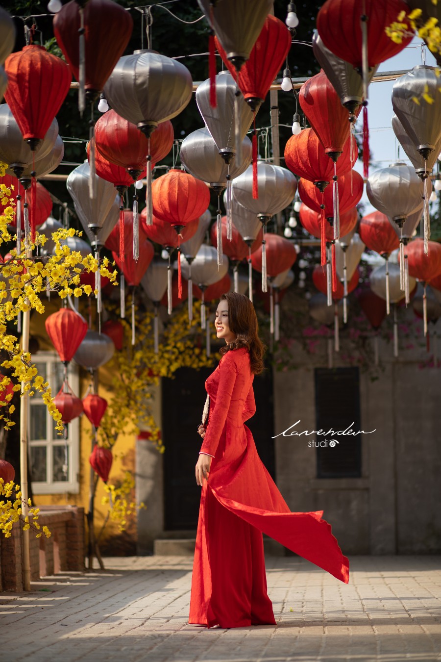 Chân Dung Áo Dài Tết Tone Đỏ – Vàng May Mắn Đầu Năm