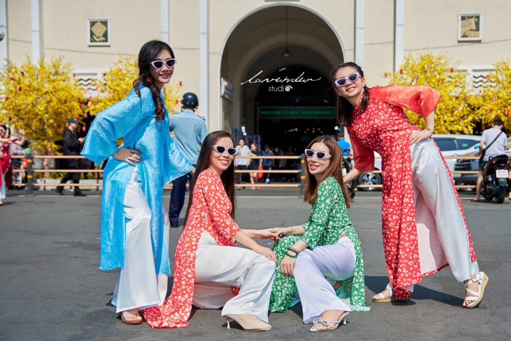 Xu hướng chụp hình ngoại cảnh áo dài được giới trẻ yêu thích trong những năm gần đây