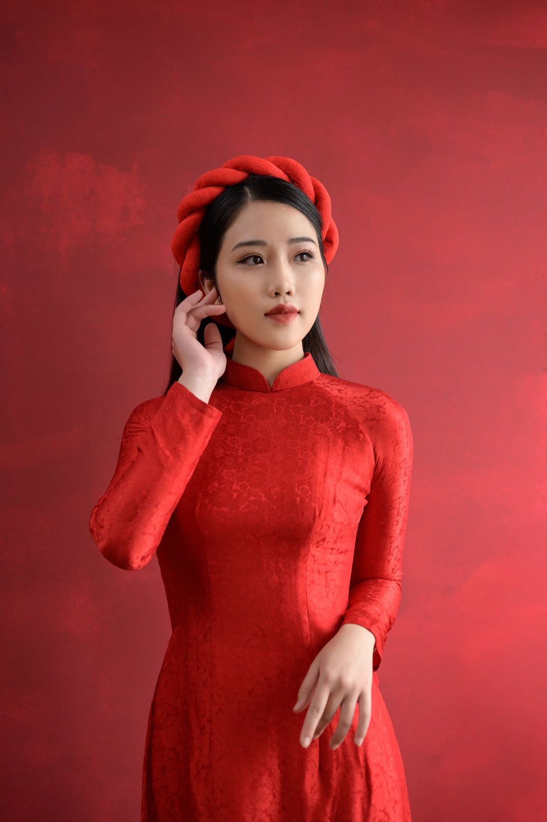 Chân Dung Áo Dài Tết Tone Đỏ – Vàng May Mắn Đầu Năm