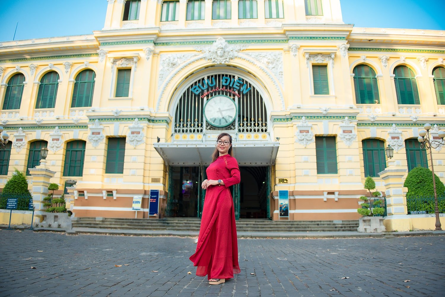 Chân Dung Áo Dài Tết Tone Đỏ – Vàng May Mắn Đầu Năm