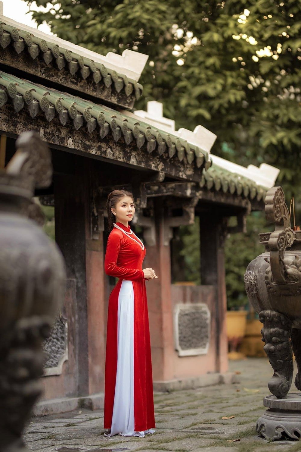 Chân Dung Áo Dài Tết Tone Đỏ – Vàng May Mắn Đầu Năm