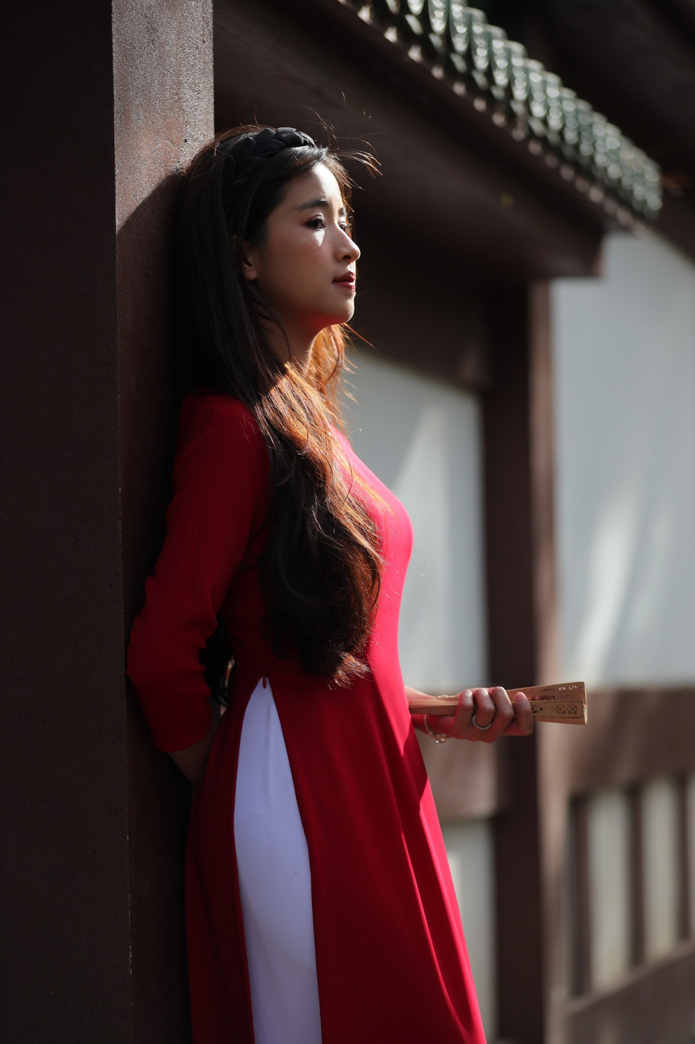 Chân Dung Áo Dài Tết Tone Đỏ – Vàng May Mắn Đầu Năm