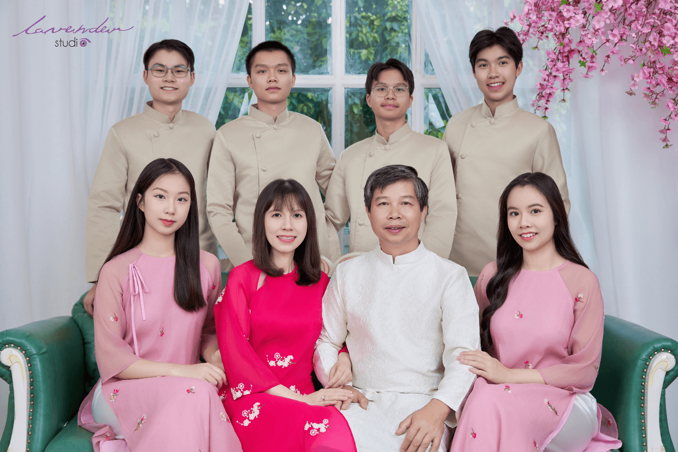 Lưu giữ kỷ niệm sum vầy khi chụp ảnh gia đình áo dài