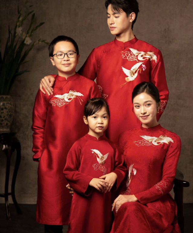 Lưu giữ kỷ niệm sum vầy khi chụp ảnh gia đình áo dài