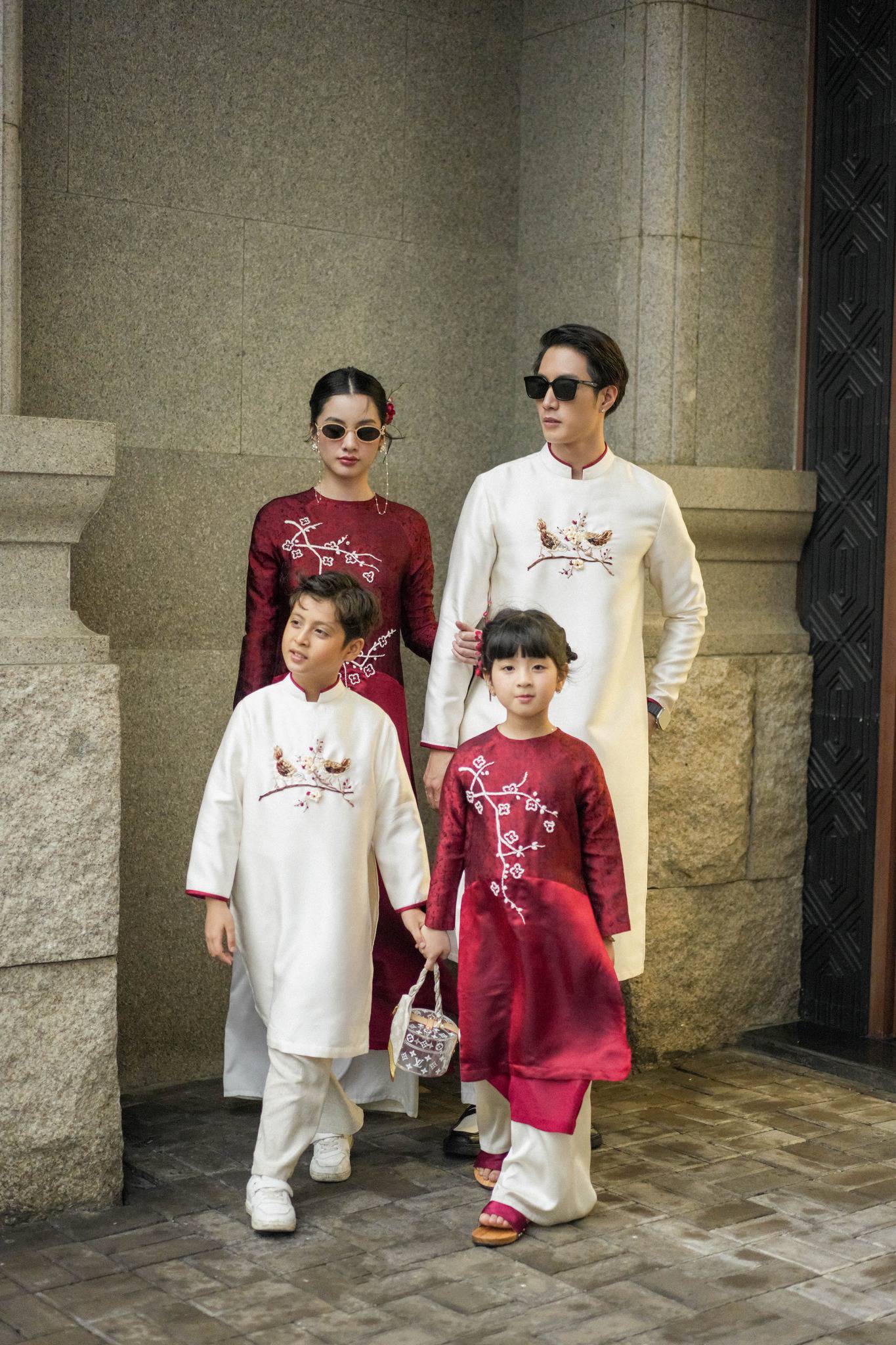 Lưu giữ kỷ niệm sum vầy khi chụp ảnh gia đình áo dài