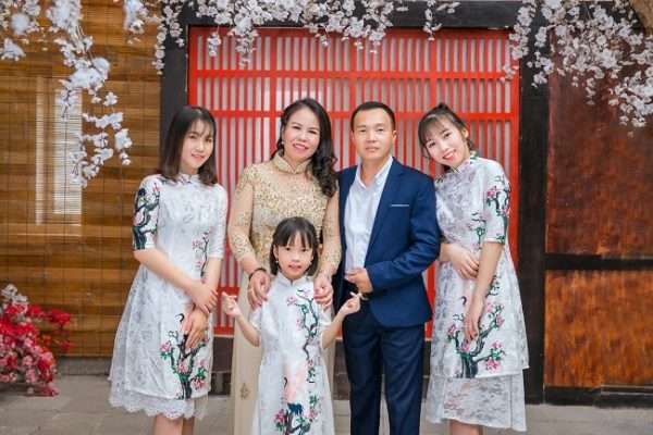 Kinh nghiệm chụp ảnh gia đình 5 người nhiều thế hệ dịp Tết